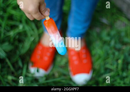 Persona che tiene un Rocket Popsicle, rosso bianco e blu ghiacciato popsicle per il 4 luglio. Foto Stock