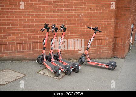 Voi Scooters parcheggiato a Birmingham, Regno Unito Foto Stock