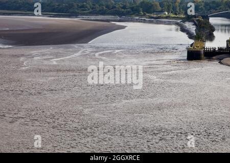 Una vista del foro di Mersey Tidal dall'alto mentre passa una delle vecchie serrature di entrata al canale della nave di Manchester in Runcorn Foto Stock