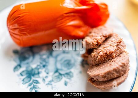 Negozio confezionato in vendita salsiccia di fegato cotta affettata in plastica imballo su piatto per snack sul toast macrofumo e texture sulla carne Foto Stock