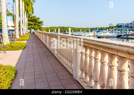 Recinzione di ringhiera di marmo sul lungomare della marina residenziale di Bayfront sulla strada a Napoli, Florida in giorno di sole tempo Foto Stock