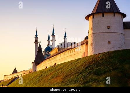 Cremlino Kazan al tramonto, Tatarstan, Russia. E 'attrazione turistica di Kazan. Vista soleggiata della fortezza bianca nel centro della città di Kazan in estate. Storico Foto Stock