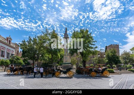 Passeggiate a cavallo e in carrozza nel centro della città in attesa di turisti il giorno d'estate Foto Stock