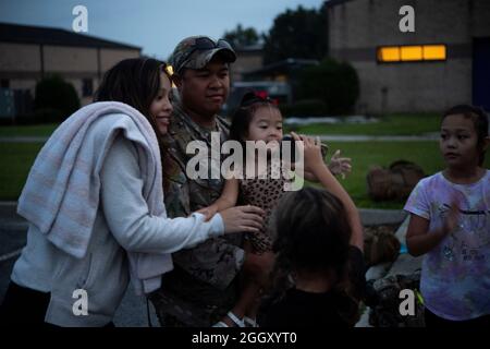 U.S. Air Force staff Sgt. Jeff Sales, 822° istruttore di armi da combattimento Squadron di base per la difesa, passa del tempo con la sua famiglia alla Moody Air Force base, Georgia, 28 agosto 2021. Sales e più di 160 Airmen dello squadrone si sono schierati alla base dell'aeronautica militare di Holloman, New Mexico, a sostegno della Task Force di Holloman. Il Dipartimento della Difesa, attraverso il comando del Nord degli Stati Uniti, e a sostegno del Dipartimento della sicurezza interna, sta fornendo trasporto, alloggio temporaneo, screening medico, e supporto generale per almeno 50,000 evacuati afghani in strutture adeguate, in structu permanente o temporaneo Foto Stock