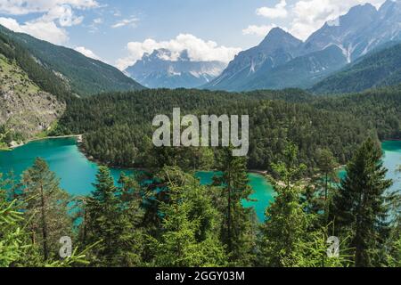 Vista panoramica sulla montagna Zugspitze più alta della Germania e la montagna austriaca Ehrwalder Sonnenspitze con il lago Blindsee in primo piano Foto Stock