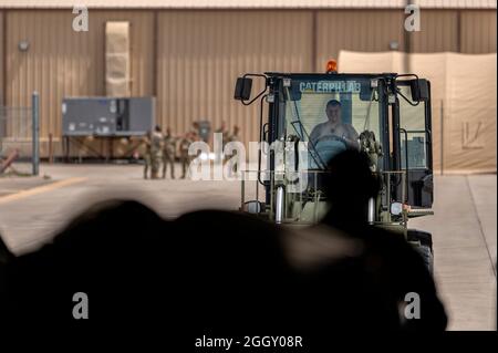 Un Airman dell'aeronautica degli Stati Uniti assegnato alla base dell'aeronautica di Holloman, il nuovo Messico, aziona un elevatore per trasferire i bagagli da un aeroplano del re II di combattimento di HC-130J sulla linea del flightline all'AFB di Holloman, il 29 agosto 2021. Il 71° Squadrone di salvataggio ha trasportato gli 822° Airmen dello Squadrone di difesa di base dalla base dell'aeronautica militare di Moody, Georgia, all'AFB di Holloman a sostegno della Task Force - Holloman. Il Dipartimento della Difesa, attraverso il comando del Nord degli Stati Uniti, e a sostegno del Dipartimento della sicurezza interna, sta fornendo trasporto, alloggio temporaneo, screening medico, e supporto generale per almeno 50,000 evacuati afghani Foto Stock