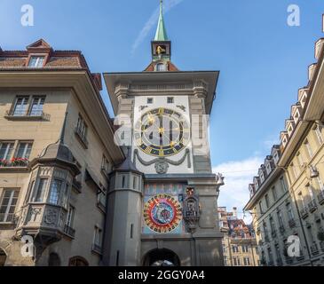 Facciata orientale di Zytglogge con l'Orologio Astronomico - Orologio medievale a torre - Berna, Svizzera Foto Stock