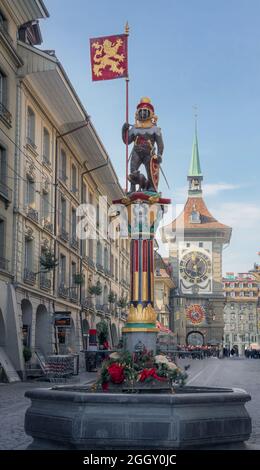 Fontana di Zahringen (Zahringerbrunnen) con la torre dell'orologio di Zytglogge sullo sfondo - una delle fontane medievali della città vecchia di Berna - Berna, Svizzera Foto Stock
