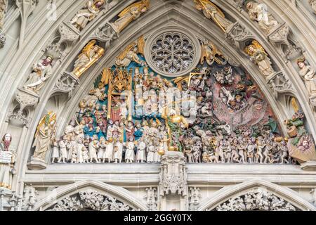 Dettaglio del Giudizio universale - scultura medievale all'ingresso della Cattedrale di Berna-Minster - Berna, Svizzera Foto Stock