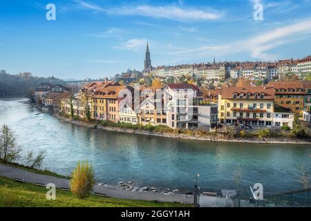 Skyline della città di Berna con il fiume Aare e la torre della cattedrale di Berna Minster sullo sfondo - Berna, Svizzera Foto Stock