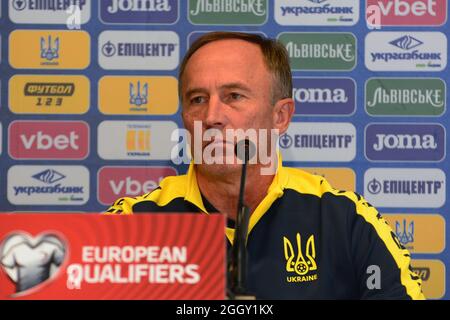 Kiev, Ucraina. 03 Settembre 2021. Il capo allenatore ucraino Oleksandr Petrakov tiene una conferenza stampa allo stadio olimpico di Kiev, il 3 settembre 2021, alla vigilia della partita di calcio di qualificazione della Coppa del mondo FIFA Qatar 2022 tra Ucraina e Francia (Foto di Aleksandr Gusev/Pacific Press) Credit: Pacific Press Media Production Corp./Alamy Live News Foto Stock