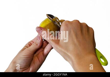 Primo piano delle mani femminili che pelano le patate isolate su bianco. Foto Stock