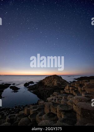 Costellazione di ardesi sul Selciato del gigante nella contea di Antrim, Irlanda del Nord Foto Stock