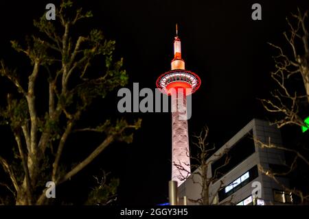 Kyoto, Giappone - 13 aprile 2019: Paesaggio urbano della torre della città di Kyoto vicino alla stazione ferroviaria durante la notte nera scura e edificio rosso illuminato Foto Stock