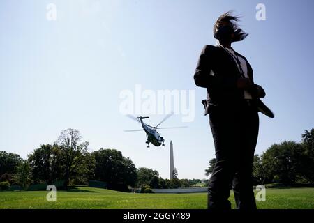 Il presidente degli Stati Uniti Joe Biden cammina verso Marine One sul prato meridionale della Casa Bianca il 3 settembre 2021 a Washington DC. Biden si dirige verso New Orleans, Louisiana e LaPlace per esprimere commenti sulla sua Administrations risposta all'uragano Ida. Credit: Ken Cedeno/Pool via CNP *** Local Caption *** BSMID37024568 Foto Stock