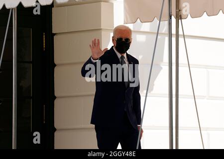 Il presidente degli Stati Uniti Joe Biden cammina verso Marine One sul prato meridionale della Casa Bianca il 3 settembre 2021 a Washington DC. Biden si dirige verso New Orleans, Louisiana e LaPlace per esprimere commenti sulla sua Administrations risposta all'uragano Ida. Credit: Ken Cedeno/Pool via CNP *** Local Caption *** BSMID37024504 Foto Stock