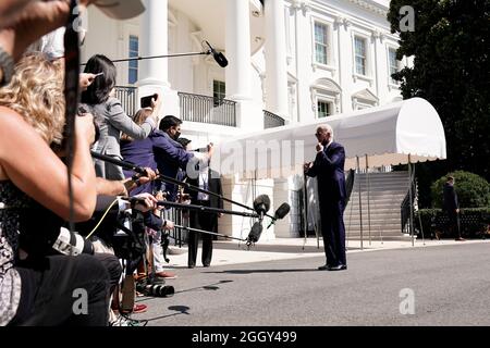 Il presidente degli Stati Uniti Joe Biden cammina verso Marine One sul prato meridionale della Casa Bianca il 3 settembre 2021 a Washington DC. Biden si dirige verso New Orleans, Louisiana e LaPlace per esprimere commenti sulla sua Administrations risposta all'uragano Ida. Credit: Ken Cedeno/Pool via CNP *** Local Caption *** BSMID37024475 Foto Stock