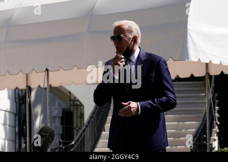 Il presidente degli Stati Uniti Joe Biden cammina verso Marine One sul prato meridionale della Casa Bianca il 3 settembre 2021 a Washington DC. Biden si dirige verso New Orleans, Louisiana e LaPlace per esprimere commenti sulla sua Administrations risposta all'uragano Ida. Credit: Ken Cedeno/Pool via CNP *** Local Caption *** BSMID37024515 Foto Stock