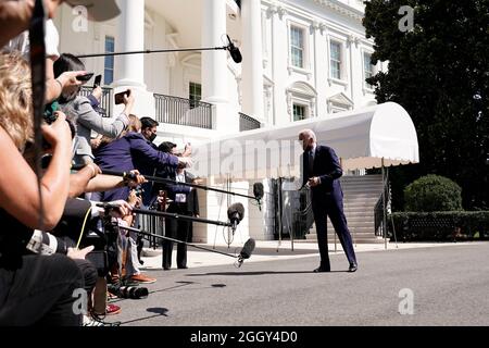 Il presidente degli Stati Uniti Joe Biden cammina verso Marine One sul prato meridionale della Casa Bianca il 3 settembre 2021 a Washington DC. Biden si dirige verso New Orleans, Louisiana e LaPlace per esprimere commenti sulla sua Administrations risposta all'uragano Ida. Credit: Ken Cedeno/Pool via CNP *** Local Caption *** BSMID37024494 Foto Stock