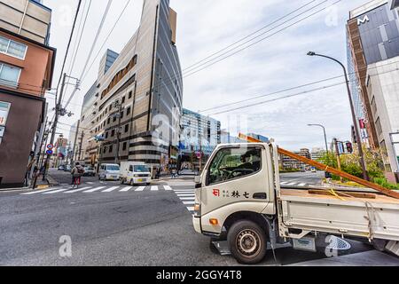 Kyoto, Giappone - 16 aprile 2019: Auto trafficate fuori in giornata nuvolosa nella strada del centro città ed edifici moderni mattina di affari Foto Stock