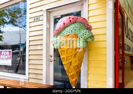 Key West, USA - 25 gennaio 2021: Negozio di dolciumi Mattheessen che serve gelateria, torte e biscotti fatti in casa dessert con cartello d'ingresso a Duval st Foto Stock