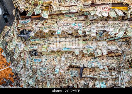 Key West, USA - 25 gennaio 2021: Il famoso bar pub Willie T con molte banconote in dollari appese sul soffitto all'interno del ristorante Foto Stock