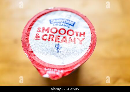 Herndon, USA - 25 marzo 2021: Primo piano coperchio coperchio di confezione di latte organico intero liscio e cremoso yogurt Stonyfield Foto Stock