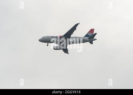 Windsor, Berkshire, Regno Unito. 3 settembre 2021. Un Airbus Air Serbia A319-100. Era una mattinata intensa con gli arrivi degli aerei che atterravano a Londra Heathrow e volavano su Windsor. Michael o'Leary, Chief Executive di Ryanair ha chiesto che il sistema di semafori Covid-19 per i passeggeri sia demolito. Il sistema di governo è stato criticato perché crea confusione sulla necessità o meno di isolare i passeggeri. Credit: Maureen McLean/Alamy Foto Stock