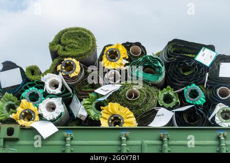 Rotoli di erba artificiale o plastica Easigrass, Regno Unito Foto Stock
