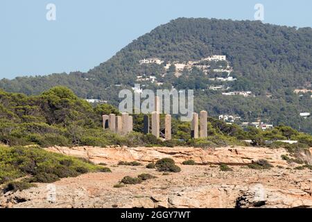 Ibiza Stonehenge sulle scogliere di Cala Llentia sull'isola delle Baleari di Ibiza vista dal mare. Foto Stock