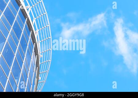 Ringhiera in vetro e acciaio inox. Scale in interni moderni. Ringhiera in vetro. Vista ad angolo basso delle scale che conducono all'edificio moderno. Foto Stock