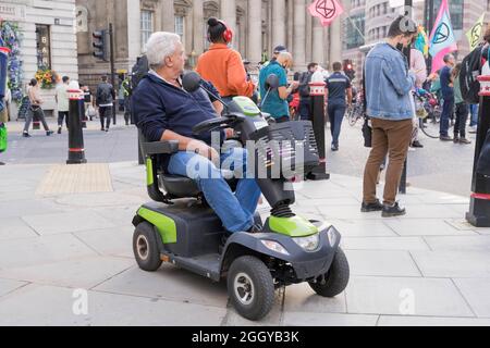 Londra, Regno Unito, 03 settembre 2021. Giorno 12. Extinction Rebellion, sotto il nome di Inpossible Rebellion, continua la sua protesta di 12 giorni a City of London, marzo intorno alle miglia quadrate prima di occupare Bank Junction. Credit: Xiu Bao/Alamy Live News Foto Stock