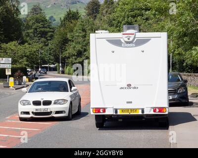 Automobilisti spremurosi parcheggeranno le loro auto sul marciapiede ad Ambleside, Lake District, Regno Unito. Come ha impedito la maggior parte delle persone che viaggiano all'estero, increa Foto Stock