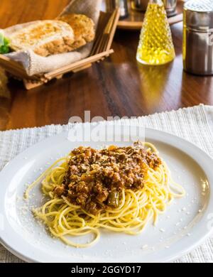 Pasti - piatto gustoso con spaghetti e carne bolognese. Foto Stock