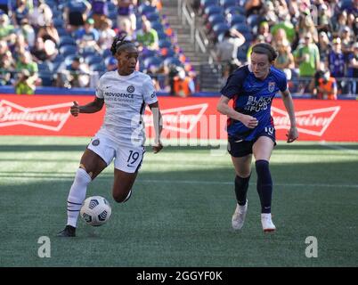 Seattle, WA, Stati Uniti. 29 agosto 2021. NWSL Soccer 2021 - Portland Thorns vs OL Reign: Portland Thorns FC Midfielder Crystal Dunn (19) spinge la palla davanti al midfielder OL Reign Rose Lavelle (16) durante una partita NWSL tra Portland Thorns e l'OL Reign il 29 agosto 2021 al Lumen Field di Seattle, WA. (Credit Image: © Jeff Halstead/ZUMA Press Wire) Foto Stock