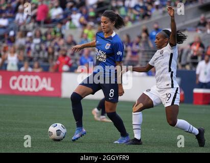 Seattle, WA, Stati Uniti. 29 agosto 2021. NWSL Soccer 2021 - Portland Thorns vs OL Reign: Portland Thorns FC Midfielder Crystal Dunn (19) difende contro OL Reign Midfielder Dzsenifer Marozsan (8) durante una partita NWSL tra Portland Thorns e l'OL Reign il 29 agosto 2021 al Lumen Field di Seattle, WA. (Credit Image: © Jeff Halstead/ZUMA Press Wire) Foto Stock