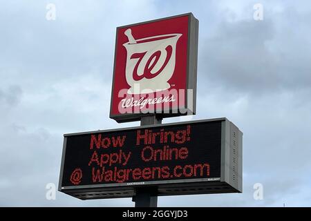 A Now Hiring segno alla farmacia Walgreens, sabato, 21 agosto 2021, a Springfield, Oreo. Foto Stock