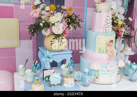 Tavolo delle caramelle: Torta, biscotti e dessert; decorazione a tema per le feste femminili dei bambini. Foto Stock