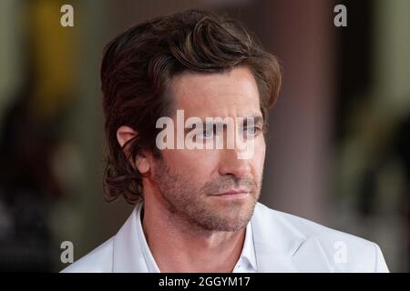 Lido di Venezia, Italia, 3 settembre 2021 : Jake Gyllenhaal cammina sul tappeto rosso davanti alla proiezione della "figlia perduta" durante il 78° Festival Internazionale del Cinema di Venezia. Credit: Luigi de Pompeis/Alamy Live News Foto Stock