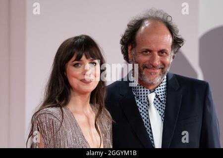 Lido di Venezia, Italia, 3 settembre 2021 : Dakota Johnson con Luca Guadagnino cammina sul tappeto rosso davanti alla proiezione "la figlia perduta" durante il 78° Festival Internazionale del Cinema di Venezia. Credit: Luigi de Pompeis/Alamy Live News Foto Stock