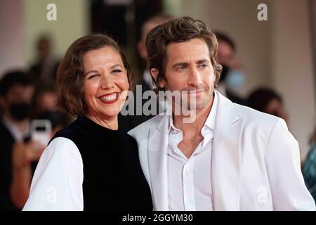 Lido di Venezia, Italia, 3 settembre 2021 : Maggie Gyllenhaal con suo fratello Jake Gyllenhaal cammina sul tappeto rosso davanti alla proiezione "la figlia perduta" durante il 78° Festival Internazionale del Cinema di Venezia. Credit: Luigi de Pompeis/Alamy Live News Foto Stock