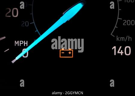 Spia della batteria del veicolo sul cruscotto. Concetto di riparazione, manutenzione, assistenza e batteria scarica del veicolo. Foto Stock
