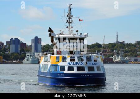 Halifax Transit Ferry 'Rita Joe' che arriva al terminal dei traghetti Alderney Landing a Dartmouth, Nuova Scozia Foto Stock