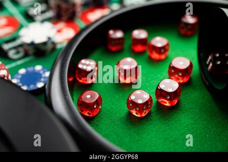 Tavolo da roulette nel casinò. Casino ha sentito il tavolo verde con numeri rossi e neri. Pila di fiches di poker. Foto Stock