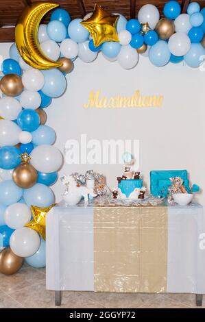 Tavolo con torta, dolci e biscotti; decorato per una festa del bambino. Foto Stock