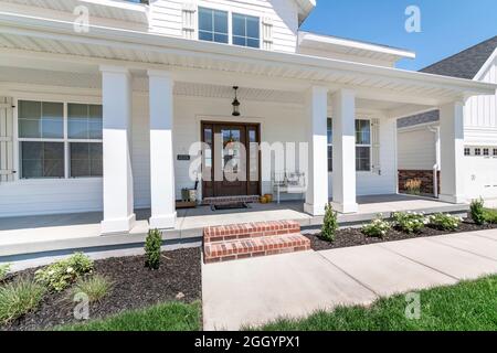 Portico anteriore classico di una casa con esterno laterale bianco Foto Stock