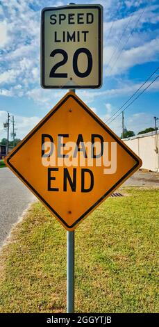 Cartello Dead End con un segnale di limite di velocità attaccato alla cima, situato su una strada laterale nelle strade secondarie di un sobborgo a Houston, Texas. Foto Stock