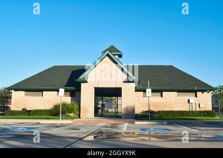 Houston, Texas USA 01-24-2020: Edificio con piscina situato presso la suddivisione Bammel Trace a Houston, Texas. Foto Stock