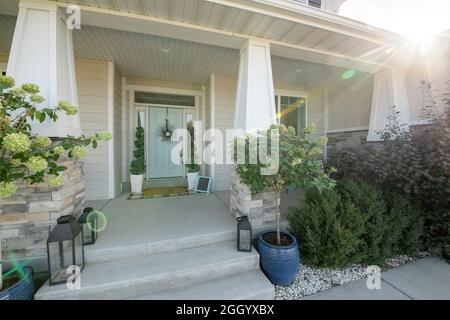 Facciata di una casa con fascino marciapiede e verde menta porta anteriore Foto Stock