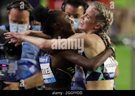 Bruxelles, Belgio. 3 settembre 2021. Natoya Goule (fronte L) della Giamaica abbraccia Keely Hodgkinson della Gran Bretagna dopo la finale femminile di 800 m alla World Athletics Wanda Diamond League a Bruxelles, Belgio, 3 settembre 2021. Credit: Zheng Huansong/Xinhua/Alamy Live News Foto Stock